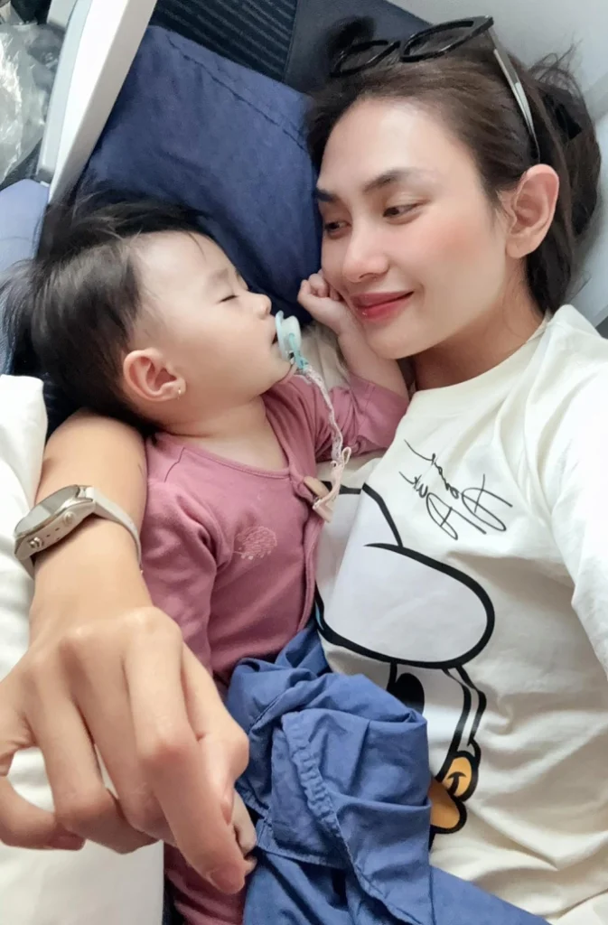Võ Hoàng Yến và con gái gần 10 tháng tuổi trên chuyến bay từ Việt Nam qua Mỹ, hôm 28/6.