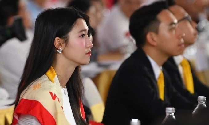 Á hậu Phương Nhi (trái) và chồng dự sự kiện sáng 19/8. Ảnh: Hoàng An