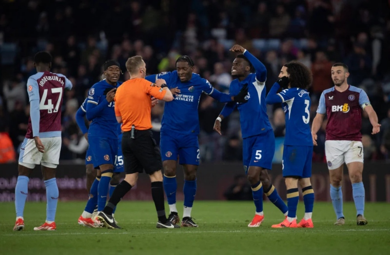 CĐV Chelsea gọi tên Badiashile sau thất bại trước Aston Villa